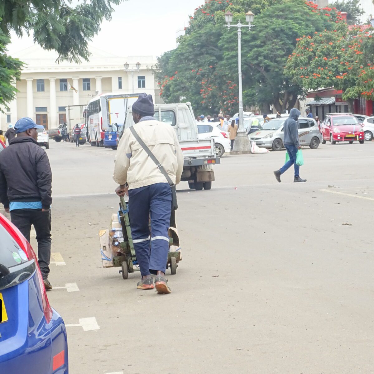 Pushcart operators switch to wheelbarrows, trolleys to evade CBD ban